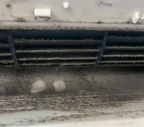 平鲁空调吹的风有股烧焦味是怎么回事